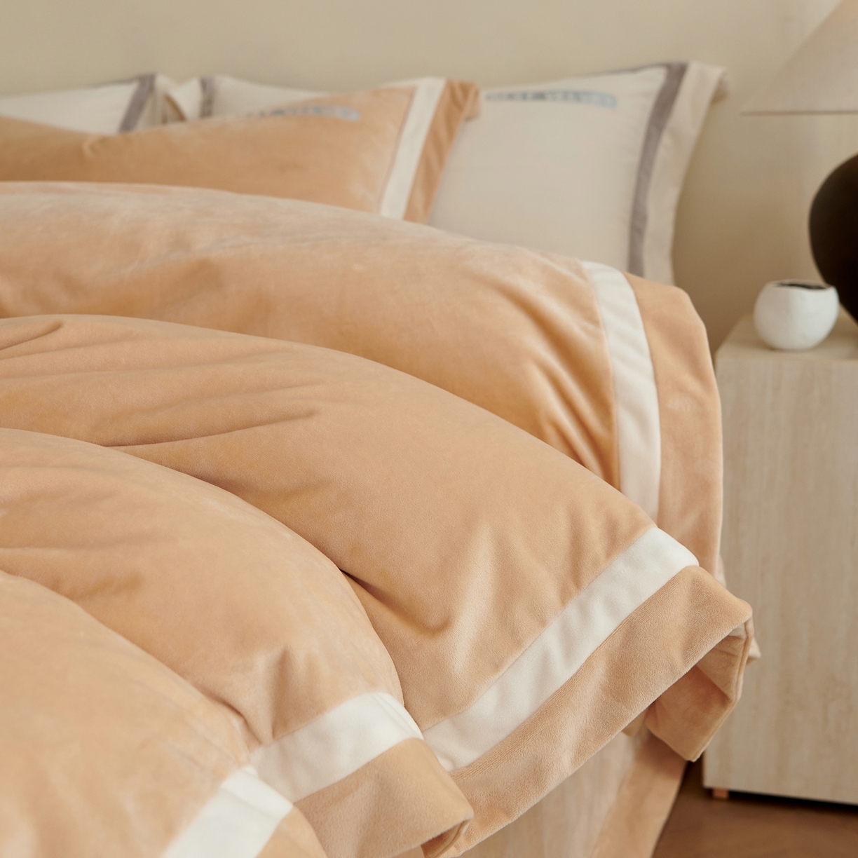 91家纺网 家纺一手货源 找家纺 时亿家居 2025新款A类婴肤绒四件套-秘境 秘境-驼色