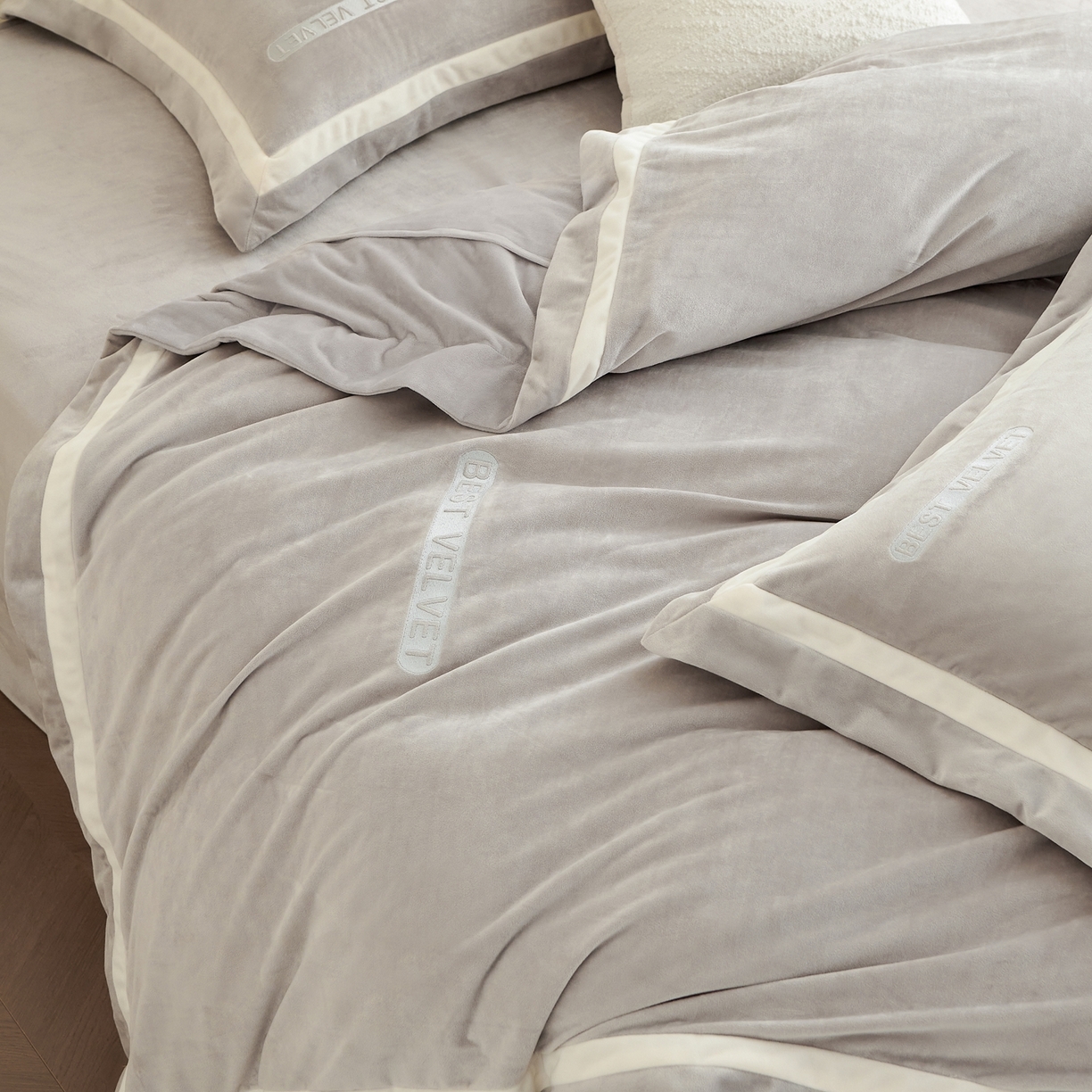 91家纺网 家纺一手货源 找家纺 时亿家居 2025新款A类婴肤绒四件套-秘境 秘境-雾灰