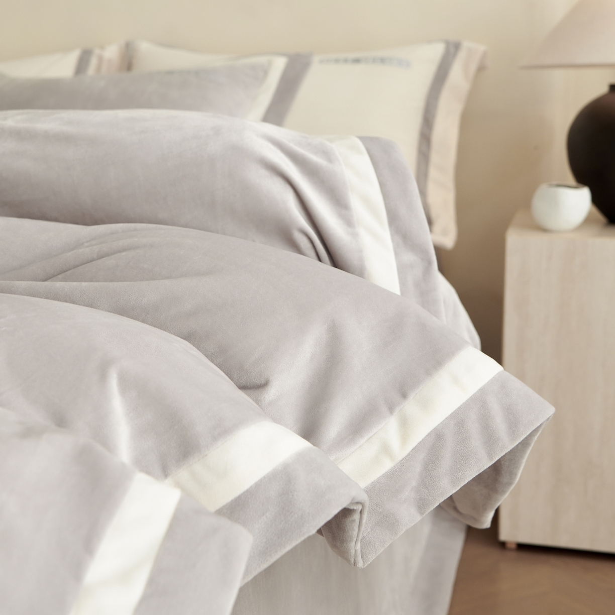 91家纺网 家纺一手货源 找家纺 时亿家居 2025新款A类婴肤绒四件套-秘境 秘境-雾灰