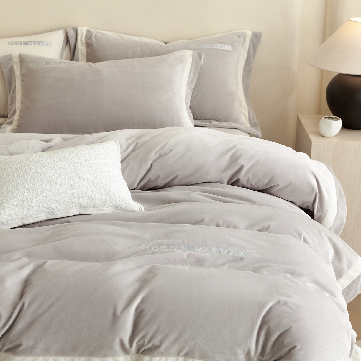 91家纺网 家纺一手货源 找家纺 时亿家居 2025新款A类婴肤绒四件套-秘境 秘境-雾灰