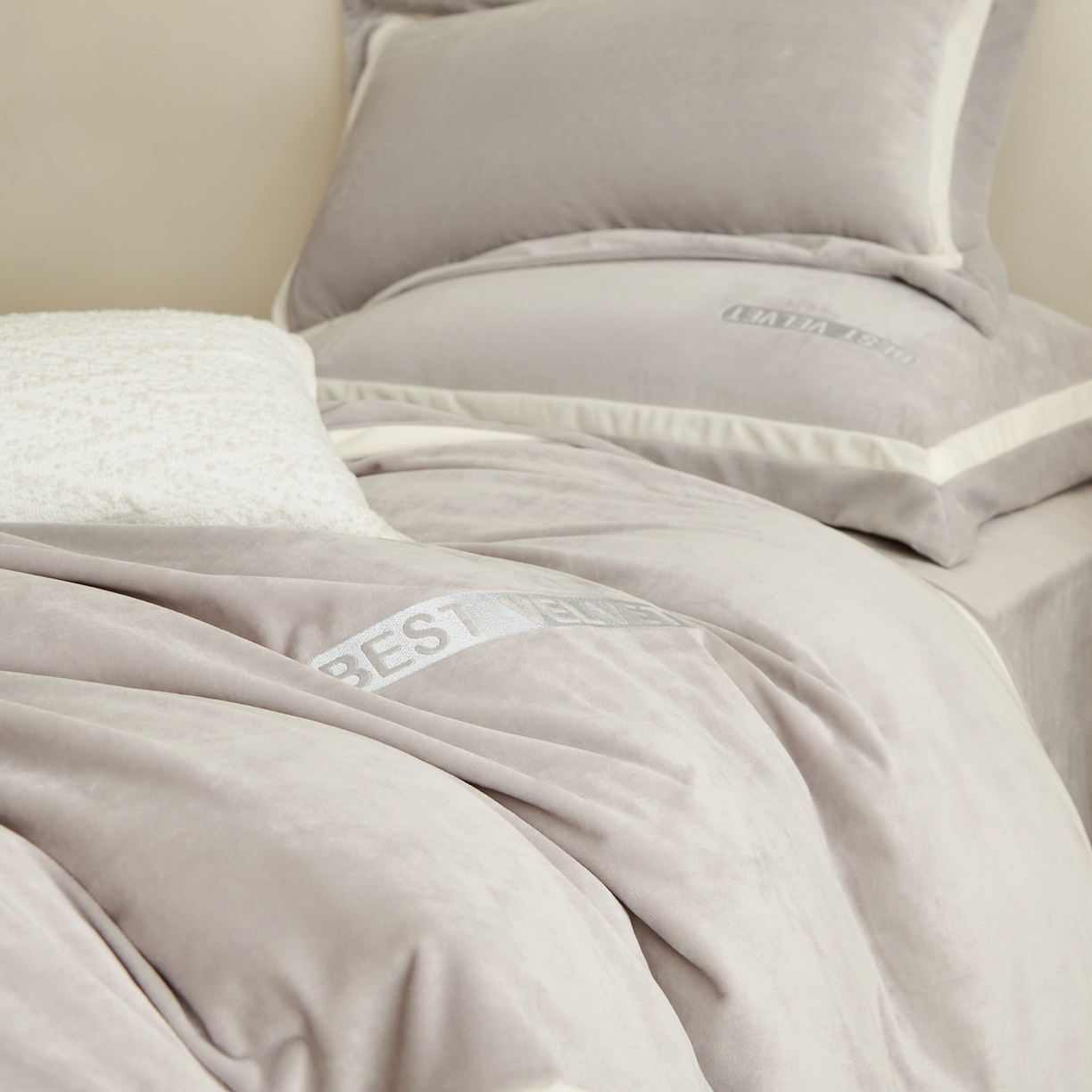 91家纺网 家纺一手货源 找家纺 时亿家居 2025新款A类婴肤绒四件套-秘境 秘境-雾灰