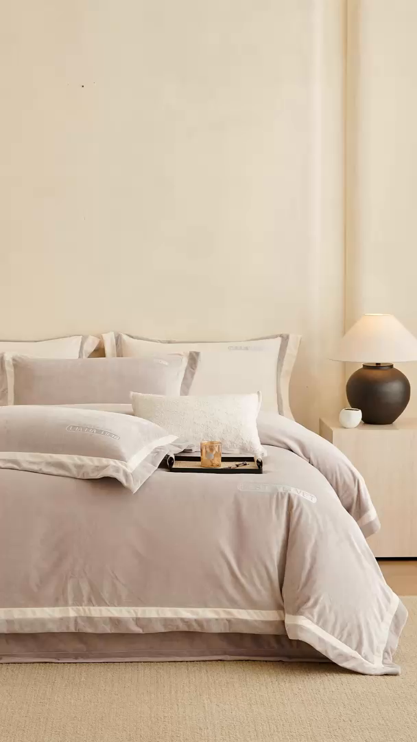 91家纺网 家纺一手货源 找家纺 时亿家居 2025新款A类婴肤绒四件套-秘境 秘境-雾灰