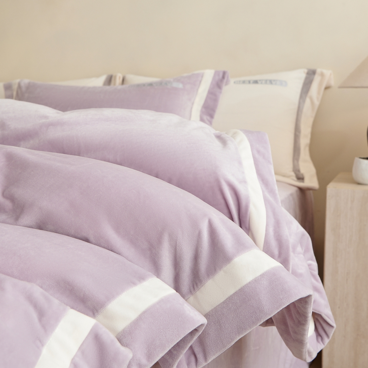 91家纺网 家纺一手货源 找家纺 时亿家居 2025新款A类婴肤绒四件套-秘境 秘境-紫藤