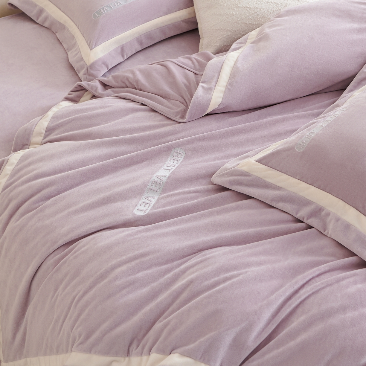 91家纺网 家纺一手货源 找家纺 时亿家居 2025新款A类婴肤绒四件套-秘境 秘境-紫藤