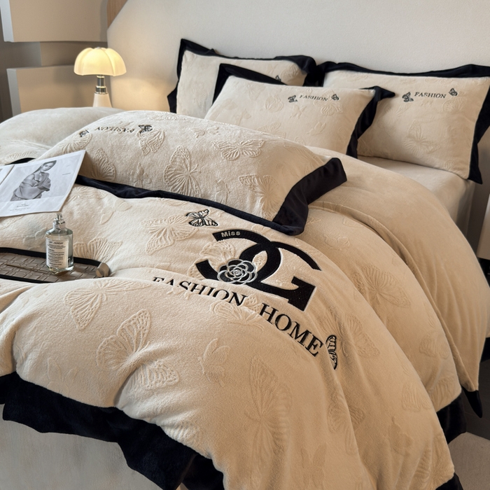 91家纺网 家纺一手货源 找家纺 （总）子曰 2025新款雕花加厚牛奶绒宽边工艺款四件套-小香风