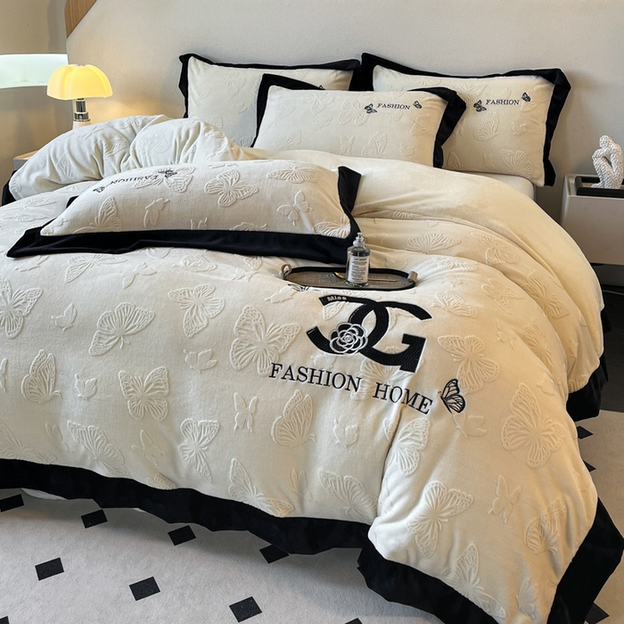 91家纺网 家纺一手货源 找家纺 （总）子曰 2025新款雕花加厚牛奶绒宽边工艺款四件套-小香风