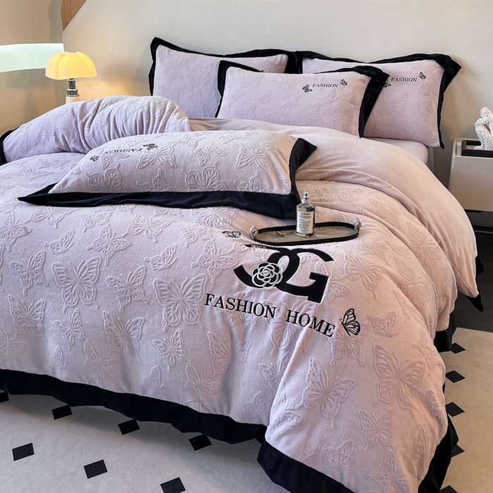 91家纺网 家纺一手货源 找家纺 （总）子曰 2025新款雕花加厚牛奶绒宽边工艺款四件套-小香风