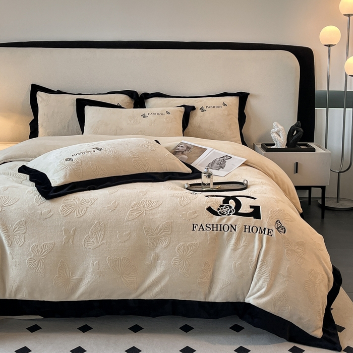 91家纺网 家纺一手货源 找家纺 （总）子曰 2025新款雕花加厚牛奶绒宽边工艺款四件套-小香风