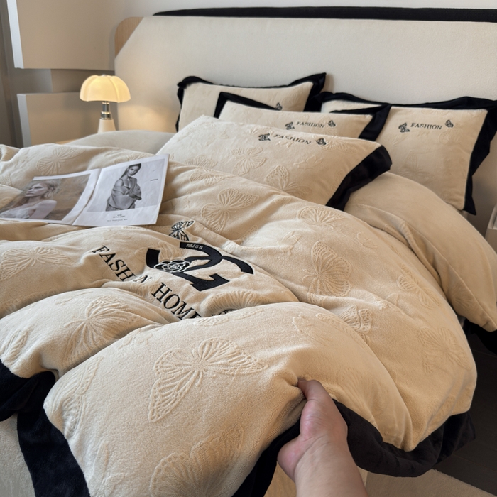 91家纺网 家纺一手货源 找家纺 （总）子曰 2025新款雕花加厚牛奶绒宽边工艺款四件套-小香风