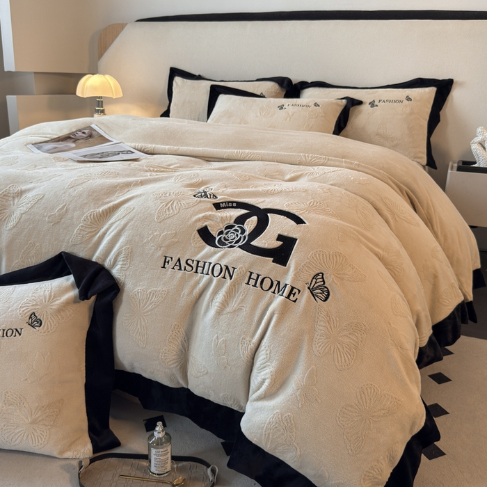 91家纺网 家纺一手货源 找家纺 （总）子曰 2025新款雕花加厚牛奶绒宽边工艺款四件套-小香风