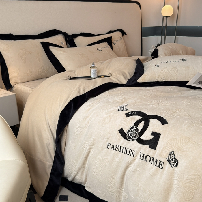 91家纺网 家纺一手货源 找家纺 （总）子曰 2025新款雕花加厚牛奶绒宽边工艺款四件套-小香风