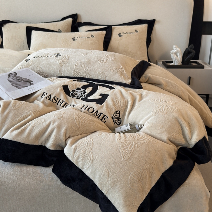 91家纺网 家纺一手货源 找家纺 （总）子曰 2025新款雕花加厚牛奶绒宽边工艺款四件套-小香风