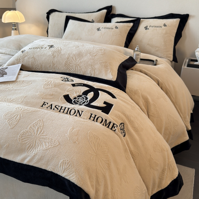 91家纺网 家纺一手货源 找家纺 （总）子曰 2025新款雕花加厚牛奶绒宽边工艺款四件套-小香风