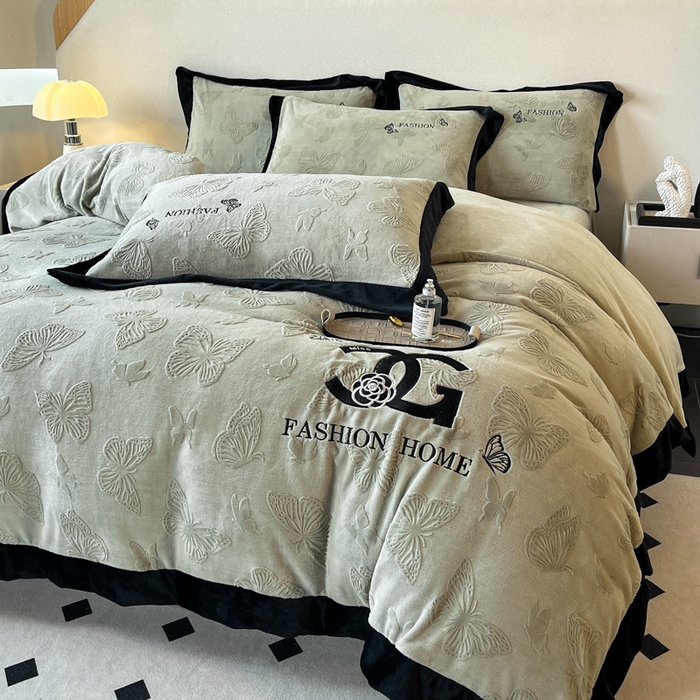 91家纺网 家纺一手货源 找家纺 （总）子曰 2025新款雕花加厚牛奶绒宽边工艺款四件套-小香风