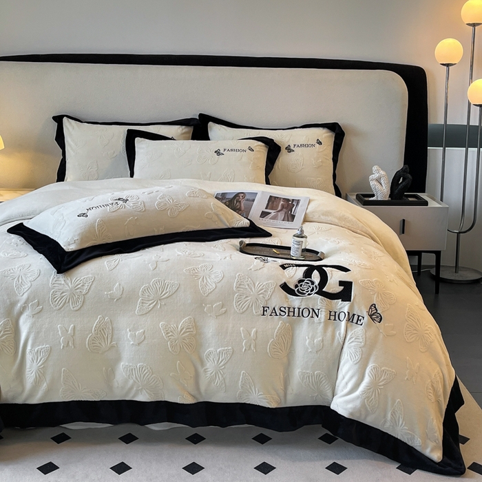 91家纺网 家纺一手货源 找家纺 子曰 2025新款雕花加厚牛奶绒宽边工艺款四件套-小香风 小香风-米白