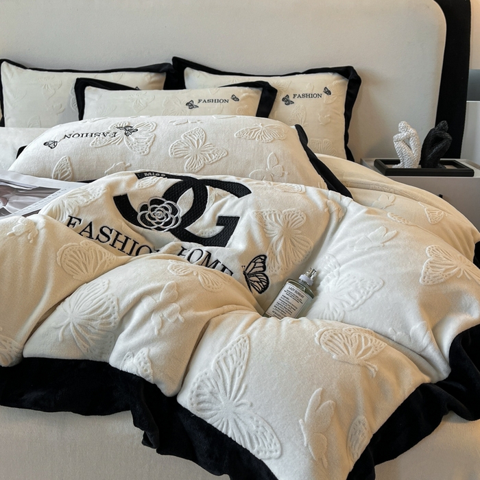 91家纺网 家纺一手货源 找家纺 子曰 2025新款雕花加厚牛奶绒宽边工艺款四件套-小香风 小香风-米白