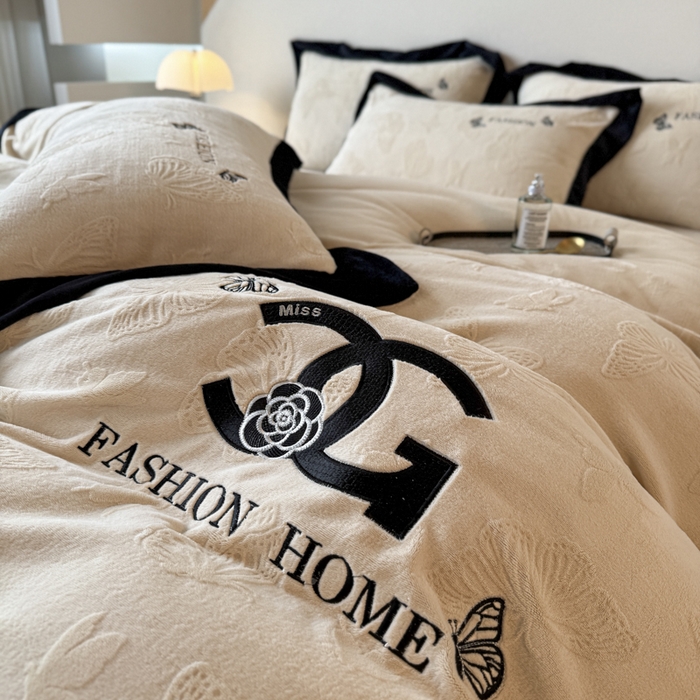 91家纺网 家纺一手货源 找家纺 （总）子曰 2025新款雕花加厚牛奶绒宽边工艺款四件套-小香风