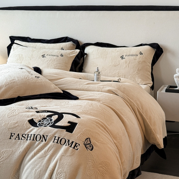 91家纺网 家纺一手货源 找家纺 （总）子曰 2025新款雕花加厚牛奶绒宽边工艺款四件套-小香风