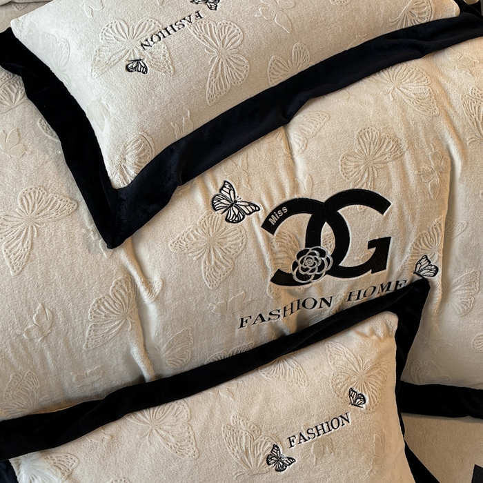 91家纺网 家纺一手货源 找家纺 （总）子曰 2025新款雕花加厚牛奶绒宽边工艺款四件套-小香风