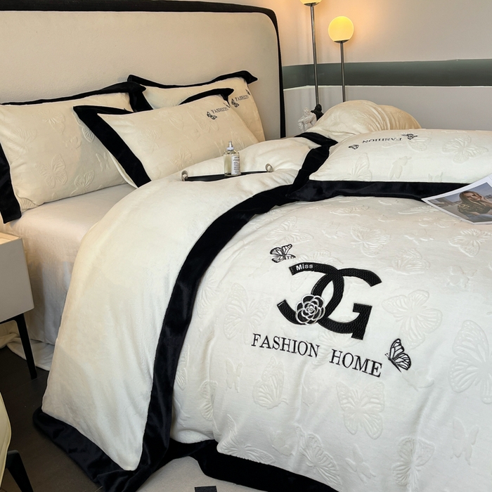 91家纺网 家纺一手货源 找家纺 子曰 2025新款雕花加厚牛奶绒宽边工艺款四件套-小香风 小香风-米白