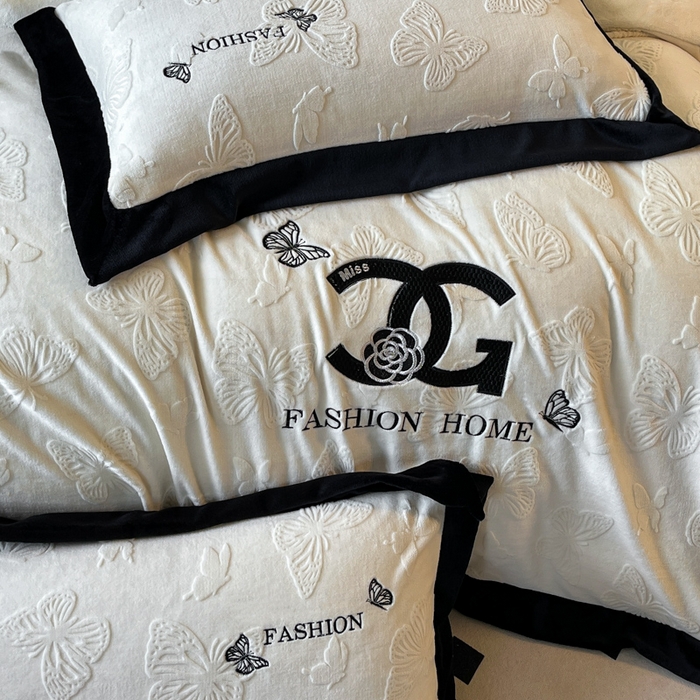 91家纺网 家纺一手货源 找家纺 子曰 2025新款雕花加厚牛奶绒宽边工艺款四件套-小香风 小香风-米白