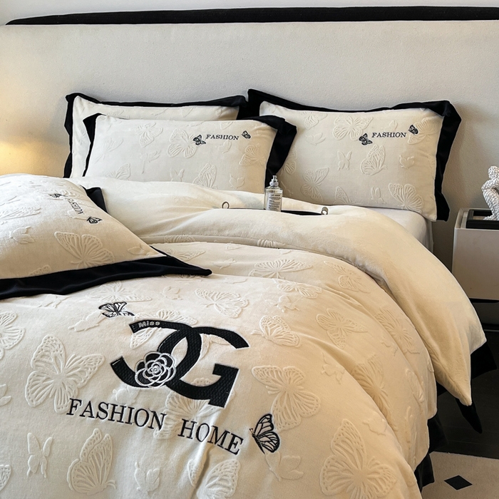 91家纺网 家纺一手货源 找家纺 子曰 2025新款雕花加厚牛奶绒宽边工艺款四件套-小香风 小香风-米白