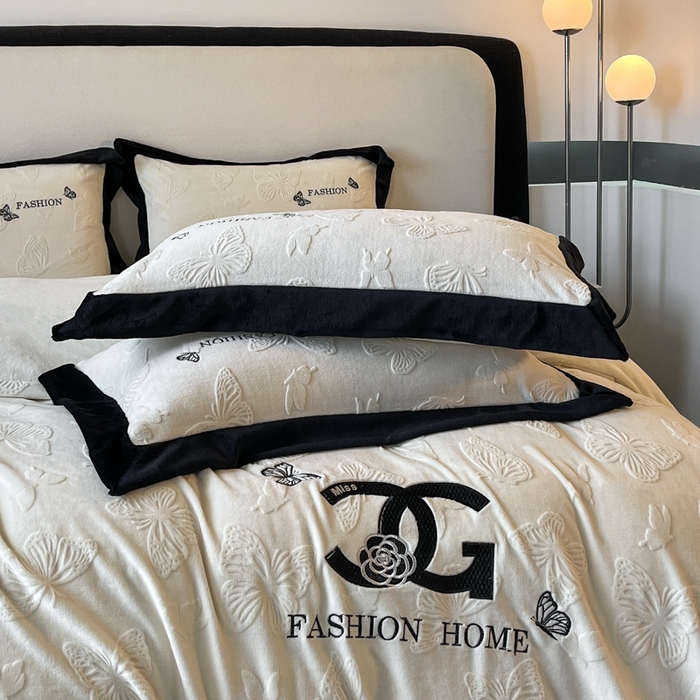 91家纺网 家纺一手货源 找家纺 子曰 2025新款雕花加厚牛奶绒宽边工艺款四件套-小香风 小香风-米白