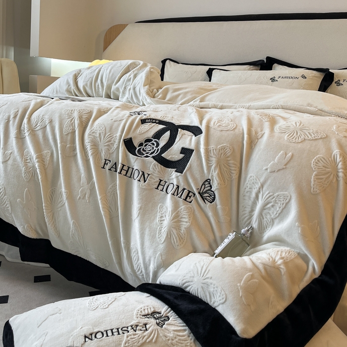 91家纺网 家纺一手货源 找家纺 子曰 2025新款雕花加厚牛奶绒宽边工艺款四件套-小香风 小香风-米白