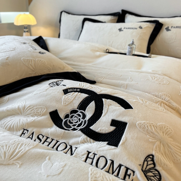 91家纺网 家纺一手货源 找家纺 子曰 2025新款雕花加厚牛奶绒宽边工艺款四件套-小香风 小香风-米白