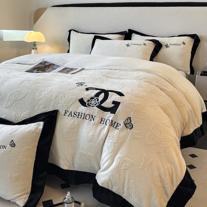 91家纺网 家纺一手货源 找家纺 子曰 2025新款雕花加厚牛奶绒宽边工艺款四件套-小香风 小香风-米白