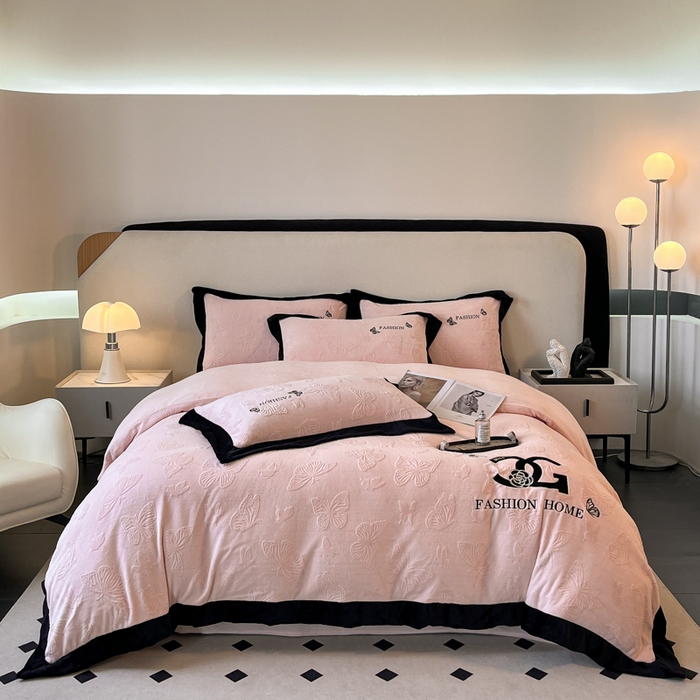 91家纺网 家纺一手货源 找家纺 子曰 2025新款雕花加厚牛奶绒宽边工艺款四件套-小香风 小香风-粉