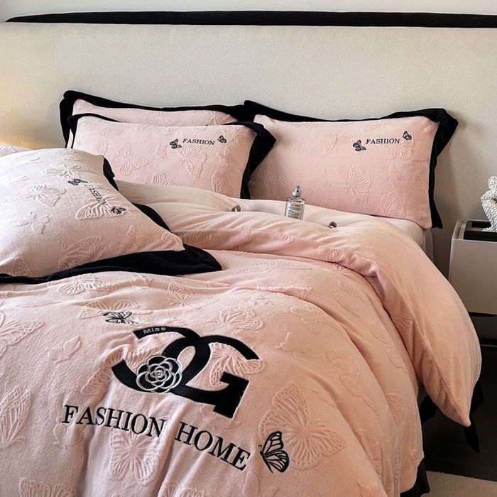 91家纺网 家纺一手货源 找家纺 子曰 2025新款雕花加厚牛奶绒宽边工艺款四件套-小香风 小香风-粉