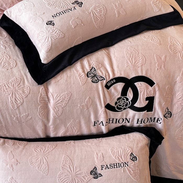 91家纺网 家纺一手货源 找家纺 子曰 2025新款雕花加厚牛奶绒宽边工艺款四件套-小香风 小香风-粉