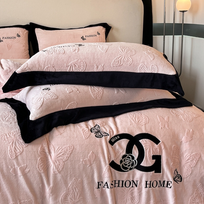 91家纺网 家纺一手货源 找家纺 子曰 2025新款雕花加厚牛奶绒宽边工艺款四件套-小香风 小香风-粉