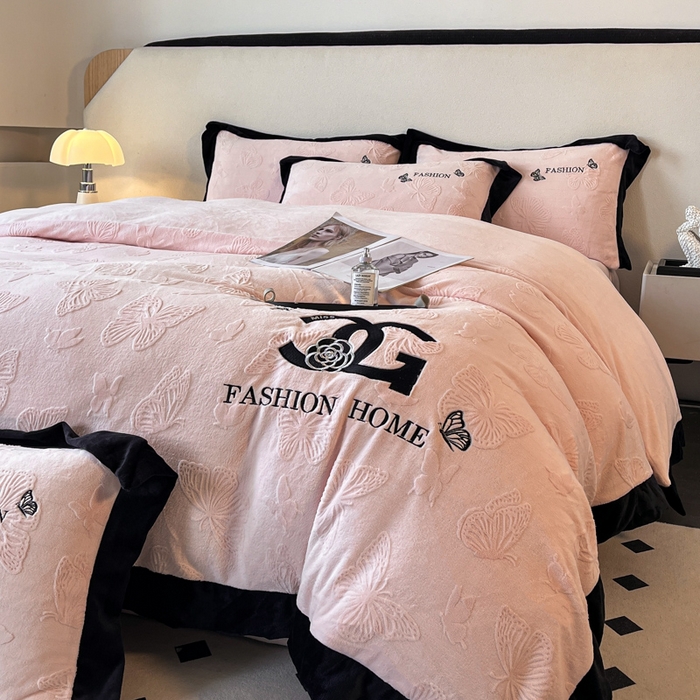 91家纺网 家纺一手货源 找家纺 子曰 2025新款雕花加厚牛奶绒宽边工艺款四件套-小香风 小香风-粉