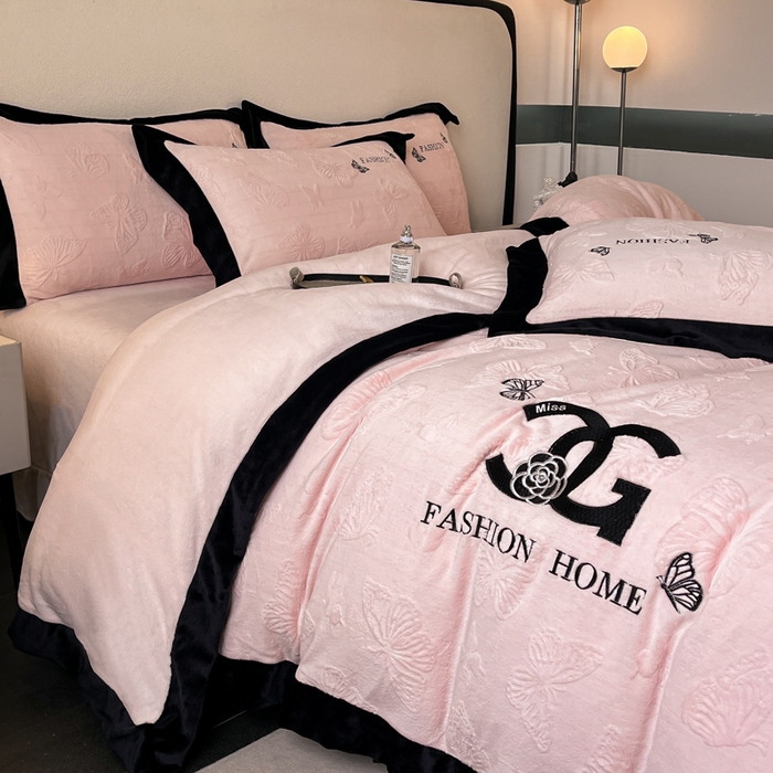 91家纺网 家纺一手货源 找家纺 子曰 2025新款雕花加厚牛奶绒宽边工艺款四件套-小香风 小香风-粉