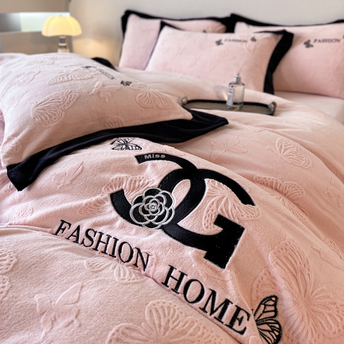 91家纺网 家纺一手货源 找家纺 子曰 2025新款雕花加厚牛奶绒宽边工艺款四件套-小香风 小香风-粉