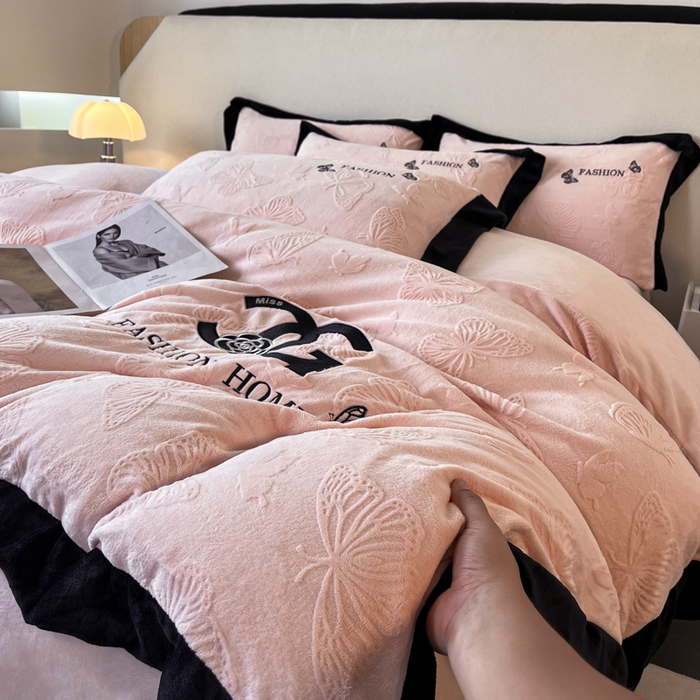 91家纺网 家纺一手货源 找家纺 子曰 2025新款雕花加厚牛奶绒宽边工艺款四件套-小香风 小香风-粉