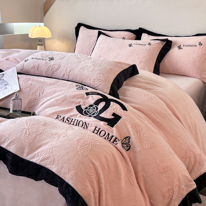 91家纺网 家纺一手货源 找家纺 子曰 2025新款雕花加厚牛奶绒宽边工艺款四件套-小香风 小香风-粉