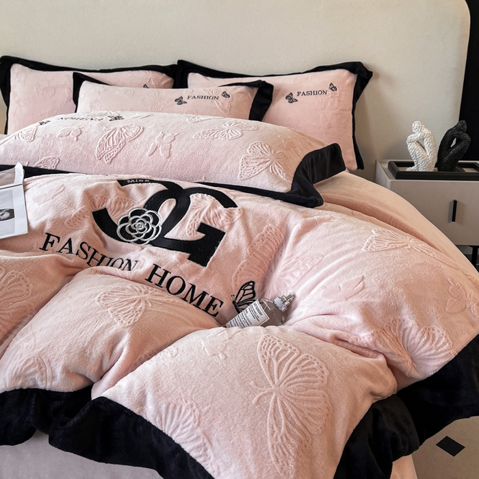 91家纺网 家纺一手货源 找家纺 子曰 2025新款雕花加厚牛奶绒宽边工艺款四件套-小香风 小香风-粉