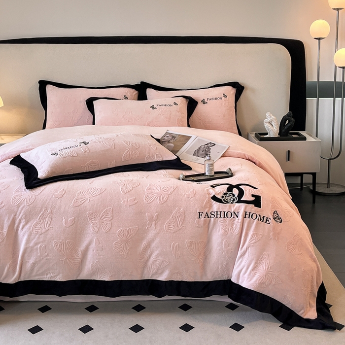 91家纺网 家纺一手货源 找家纺 子曰 2025新款雕花加厚牛奶绒宽边工艺款四件套-小香风 小香风-粉