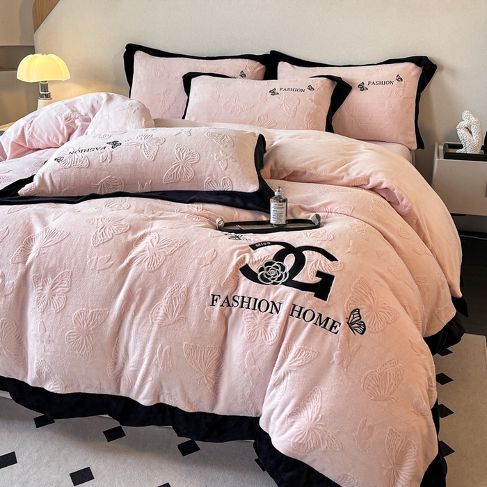 子曰 2025新款雕花加厚牛奶绒宽边工艺款四件套-小香风 小香风-粉