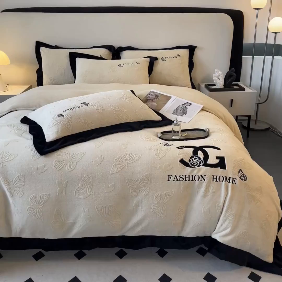 91家纺网 家纺一手货源 找家纺 （总）子曰 2025新款雕花加厚牛奶绒宽边工艺款四件套-小香风