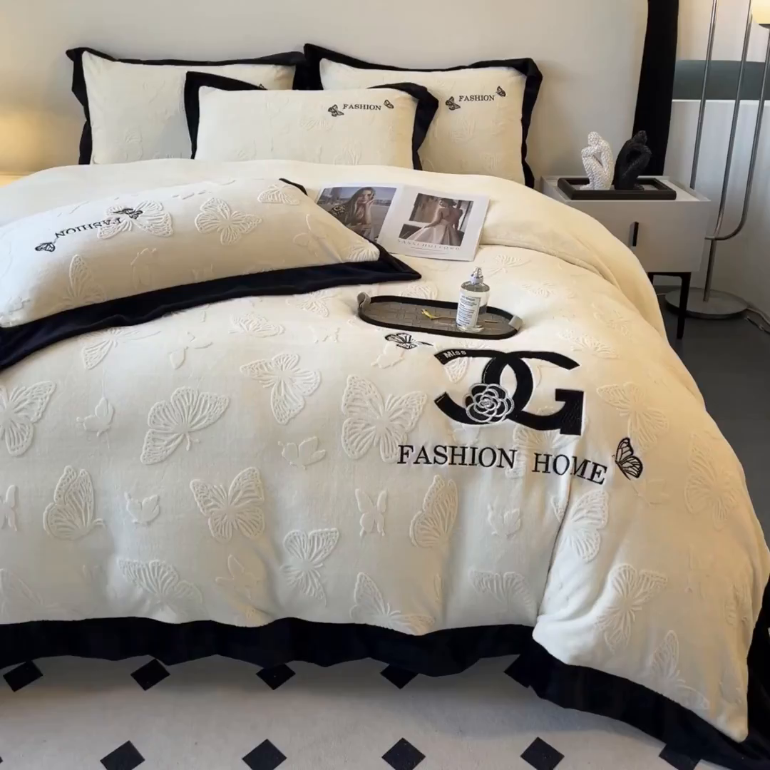 91家纺网 家纺一手货源 找家纺 子曰 2025新款雕花加厚牛奶绒宽边工艺款四件套-小香风 小香风-米白