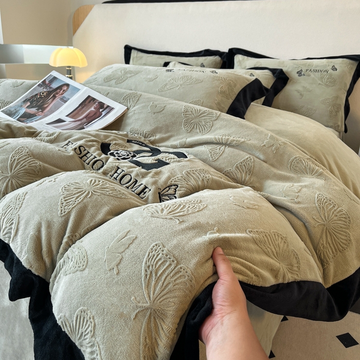 91家纺网 家纺一手货源 找家纺 子曰 2025新款雕花加厚牛奶绒宽边工艺款四件套-小香风 小香风-绿