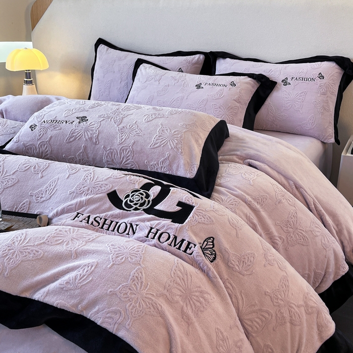 91家纺网 家纺一手货源 找家纺 子曰 2025新款雕花加厚牛奶绒宽边工艺款四件套-小香风 小香风-紫