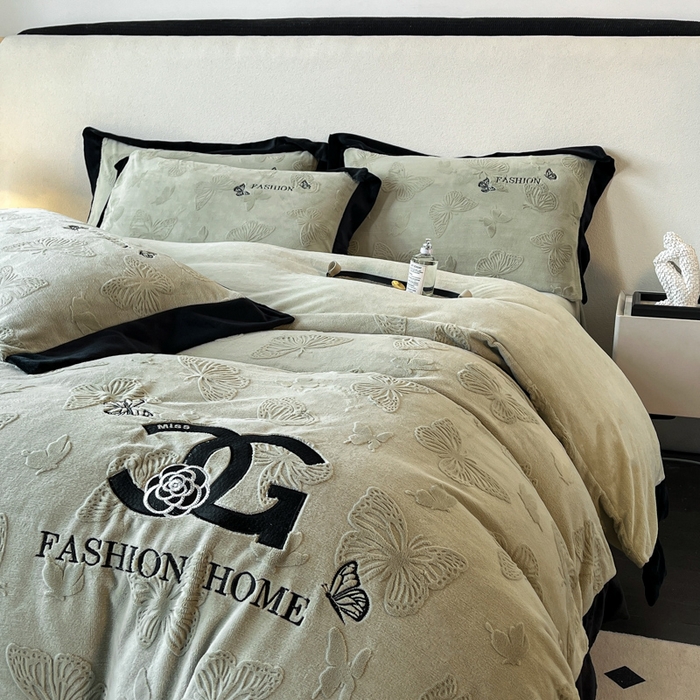 91家纺网 家纺一手货源 找家纺 子曰 2025新款雕花加厚牛奶绒宽边工艺款四件套-小香风 小香风-绿