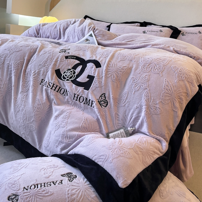 91家纺网 家纺一手货源 找家纺 子曰 2025新款雕花加厚牛奶绒宽边工艺款四件套-小香风 小香风-紫