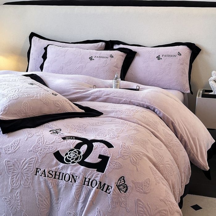 91家纺网 家纺一手货源 找家纺 子曰 2025新款雕花加厚牛奶绒宽边工艺款四件套-小香风 小香风-紫