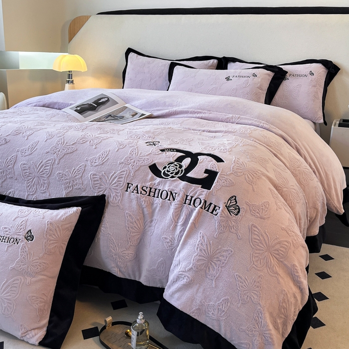 91家纺网 家纺一手货源 找家纺 子曰 2025新款雕花加厚牛奶绒宽边工艺款四件套-小香风 小香风-紫